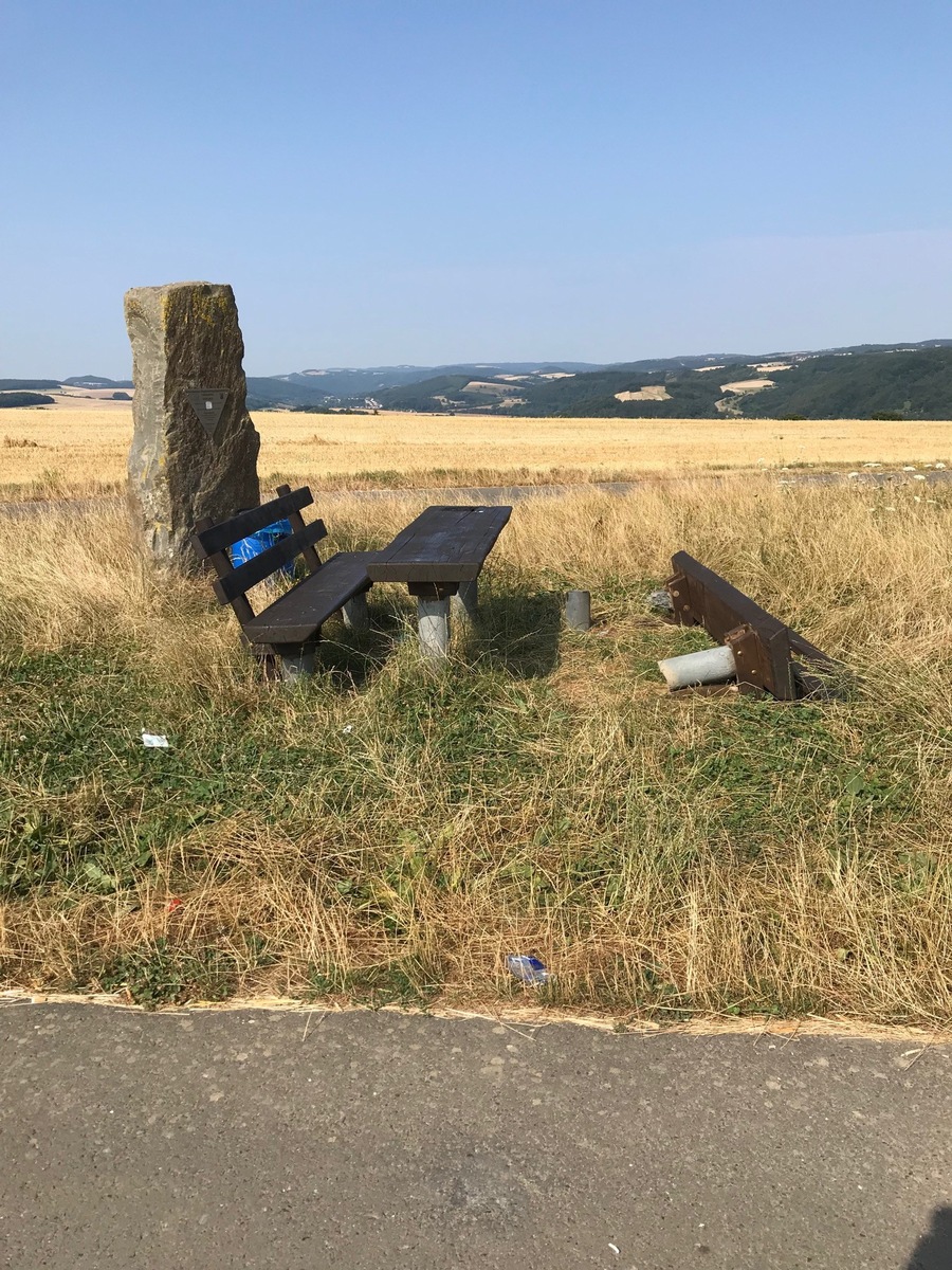 POL-PDKL: Sachbeschädigung an Holzbank -Zeugen gesucht