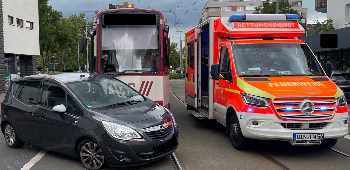 FW Dinslaken: Verkehrsunfall mit Straßenbahn