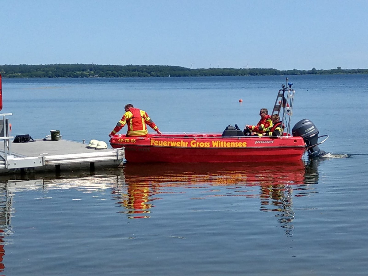 FW-RD: Boot auf dem Wittensee im Kreis Rendsburg-Eckernförde gekentert - eine Person wird vermisst