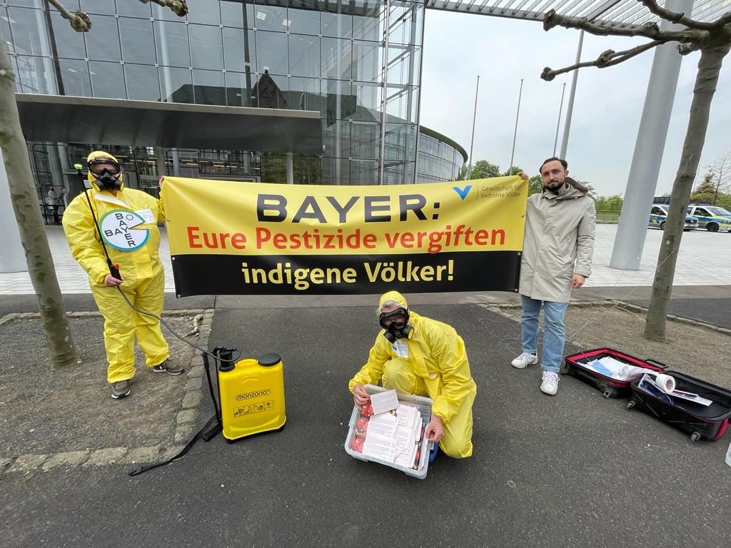 Proteste zur Bayer-Hauptversammlung: Ackergift bedroht indigene Völker