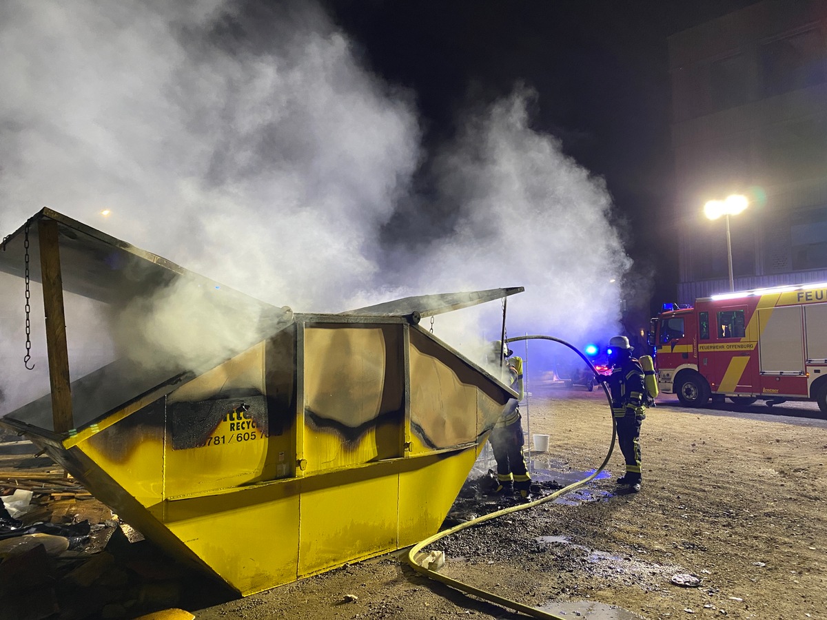 FW-OG: Bauschuttcontainer brennt aus