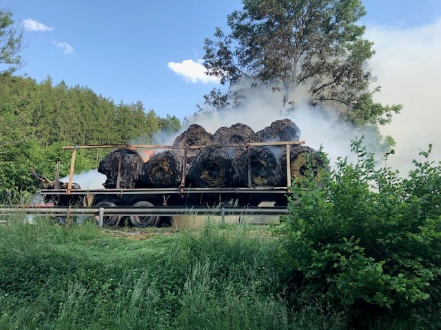 POL-PDPS: Battweiler (Kreis Südwestpfalz) - Brand eines Traktoranhängers