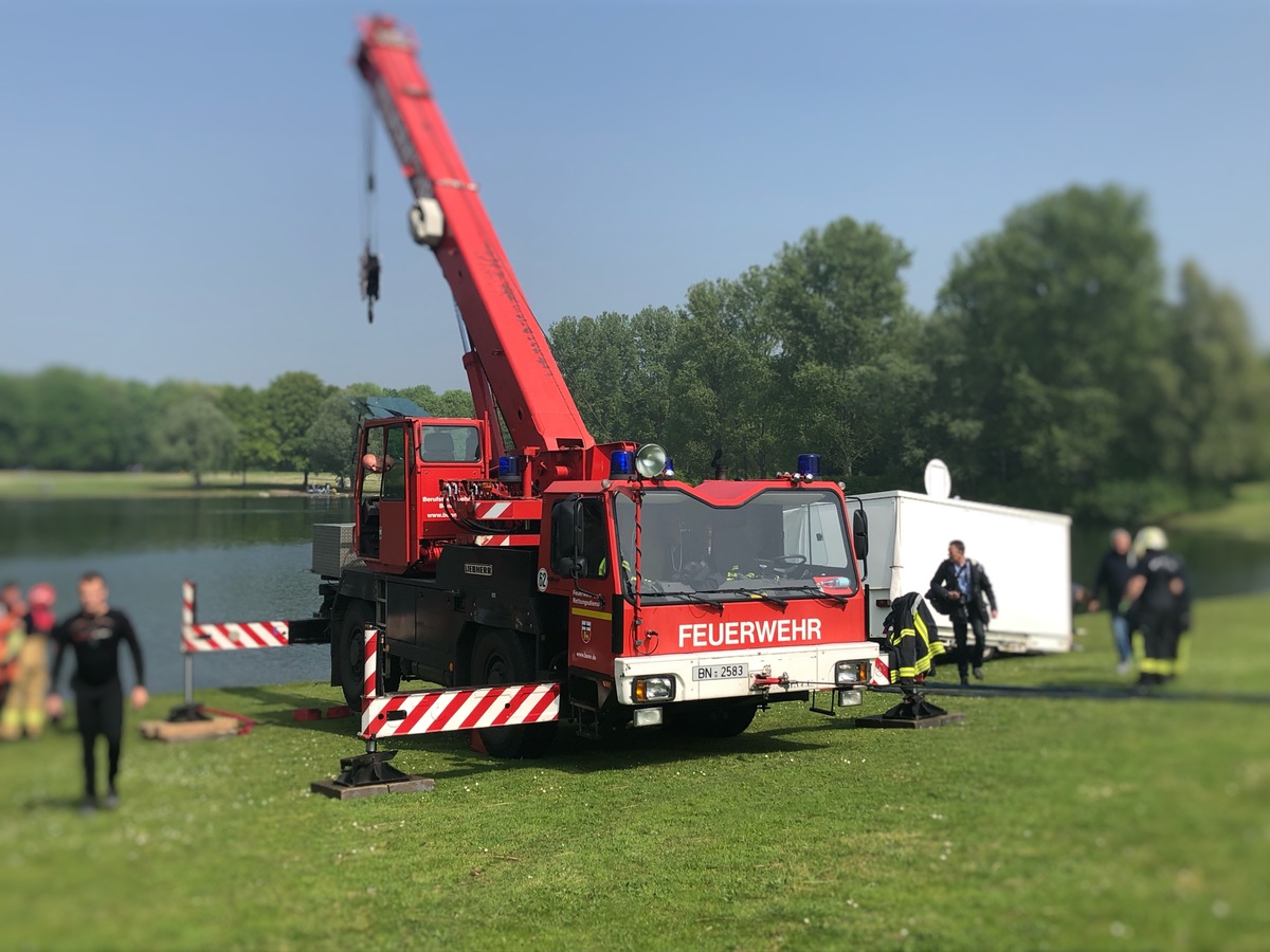 FW-BN: Bergung eines Getränkeanhängers aus See - Feuerwehrkran im Einsatz