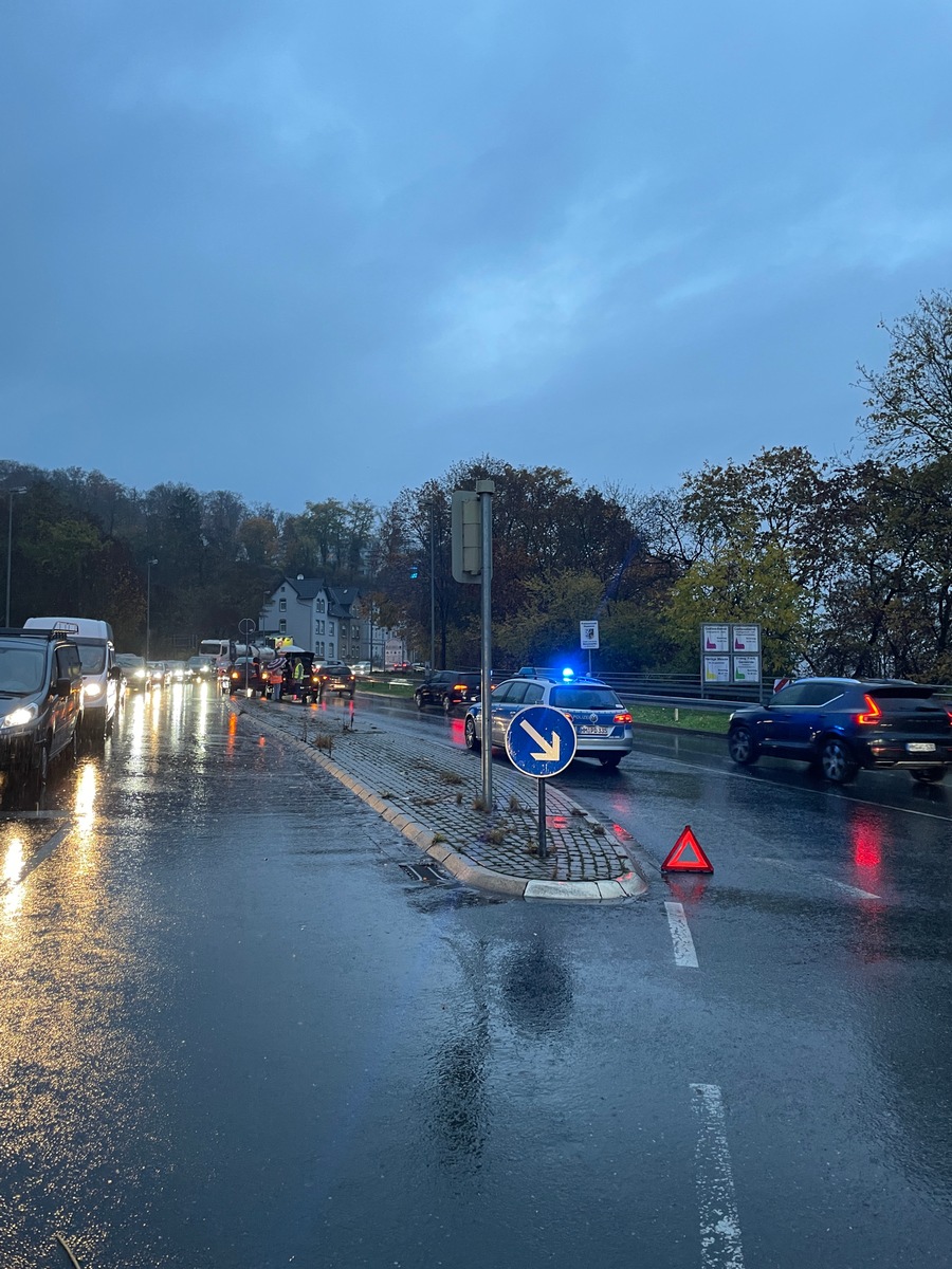 POL-HM: Verkehrsunfallflucht im Berufsverkehr - Zeugen gesucht