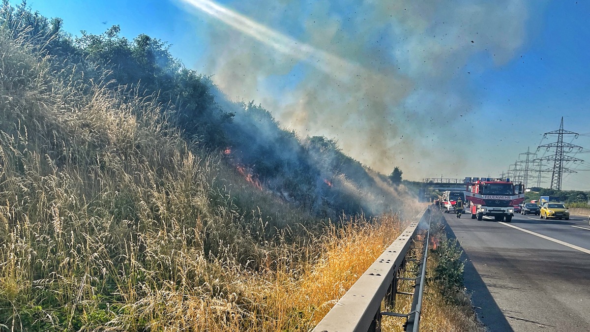 FW-NE: Böschungsbrand an A57 | Hohe Wald- und Wiesenbrandgefahr | Appell der Feuerwehr