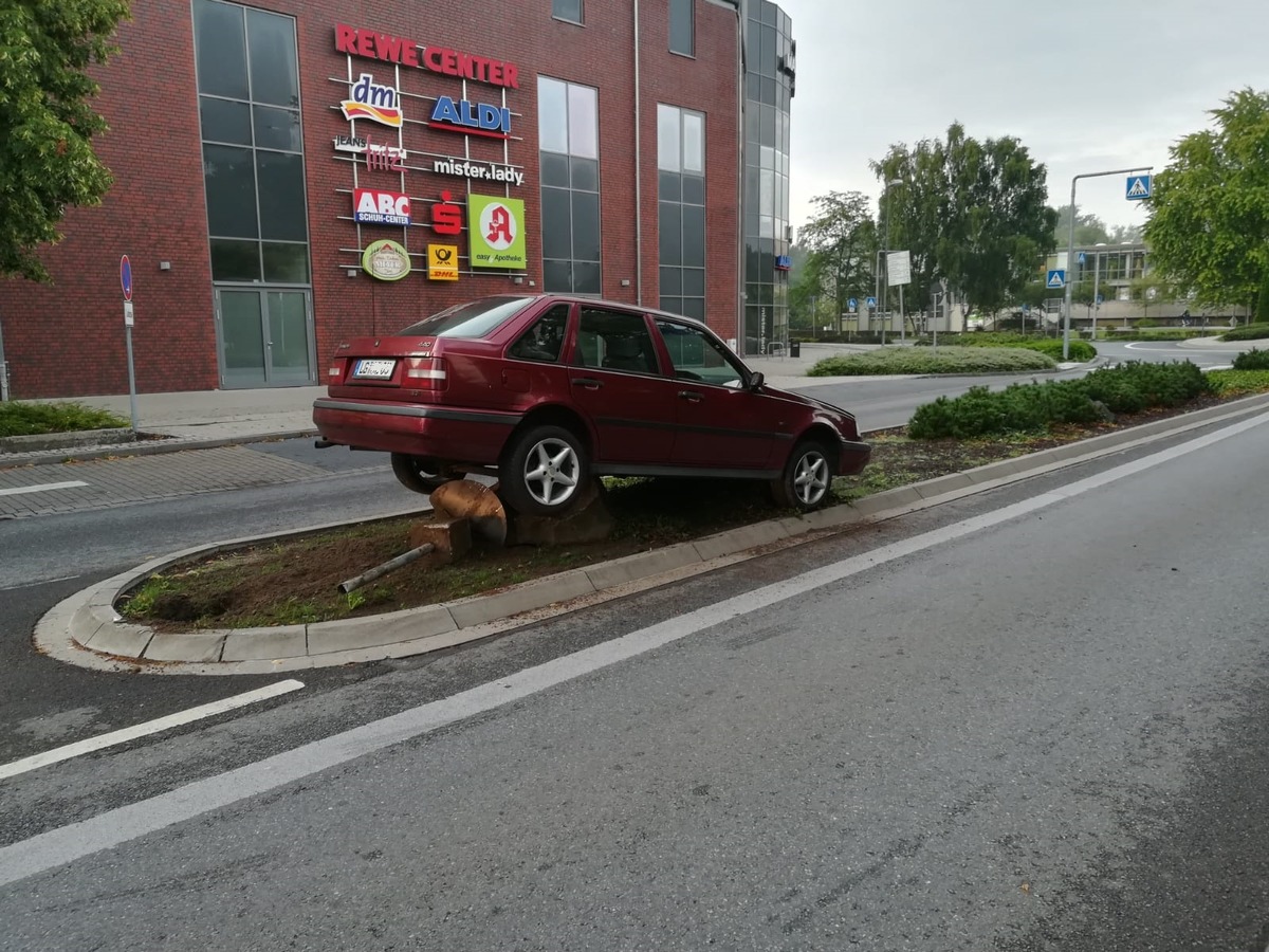 POL-LG: ++ Suchmaßnahmen nach vermisster Seniorin ++ Unbekannter steckt Heuballen in Brand ++ Mülltonne mit Fahrzeug gezogen - geparkter Pkw beschädigt ++