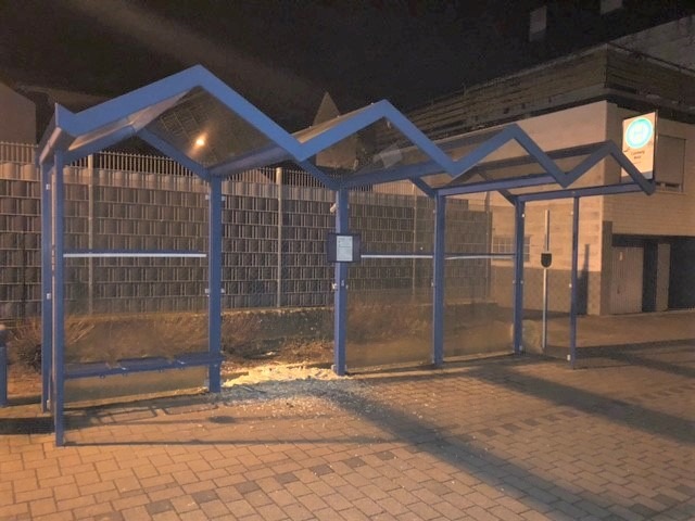 POL-PDPS: Contwig (Kreis Südwestpfalz) - Sachbeschädigung an Buswartehäuschen