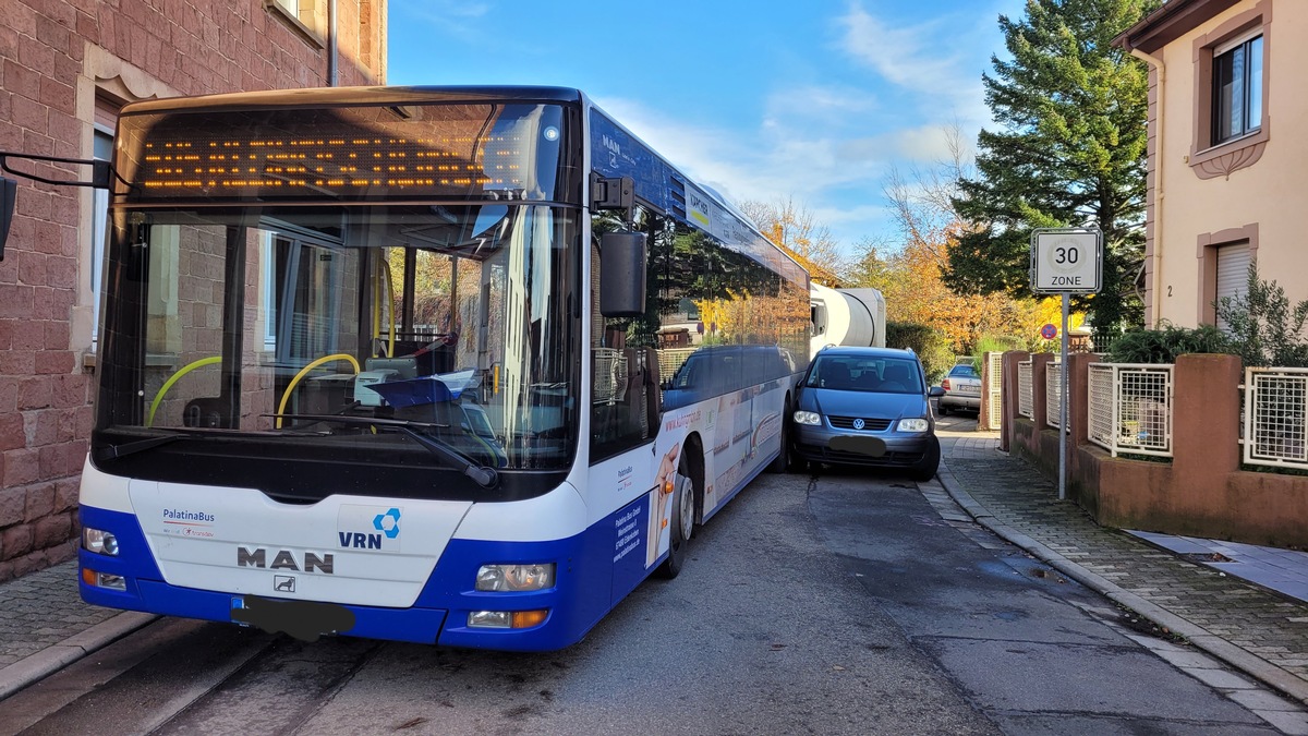 POL-PDLD: Bus touchiert geparkten PKW in Engstelle