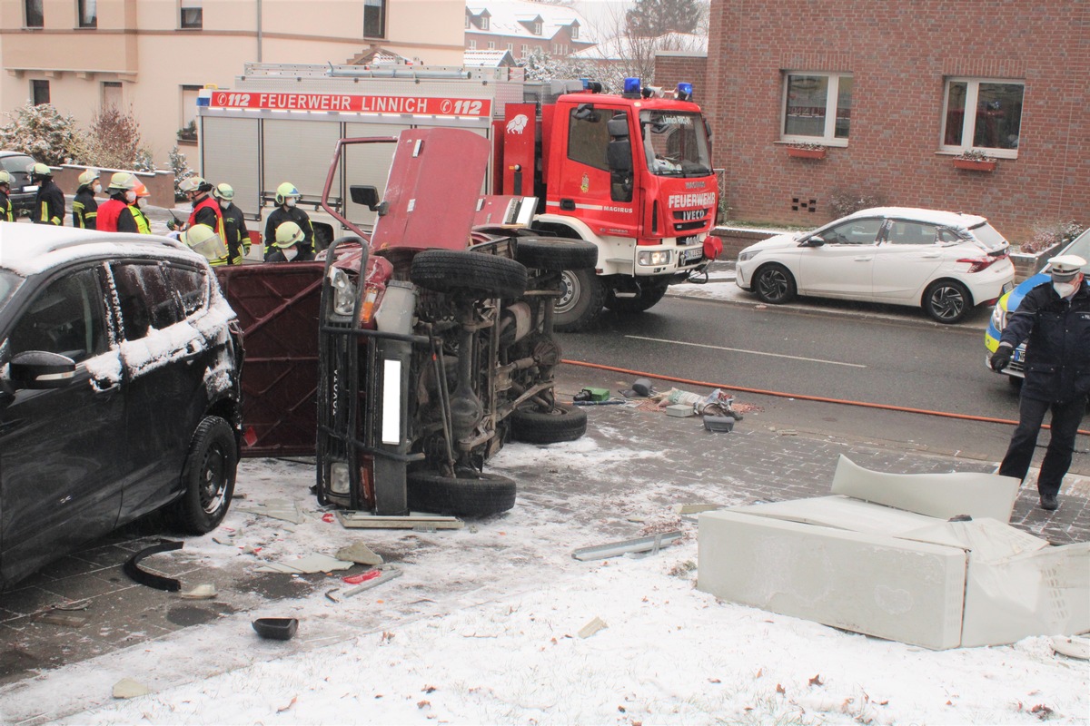 POL-DN: Fahrer aus Auto befreit - hoher Sachschaden