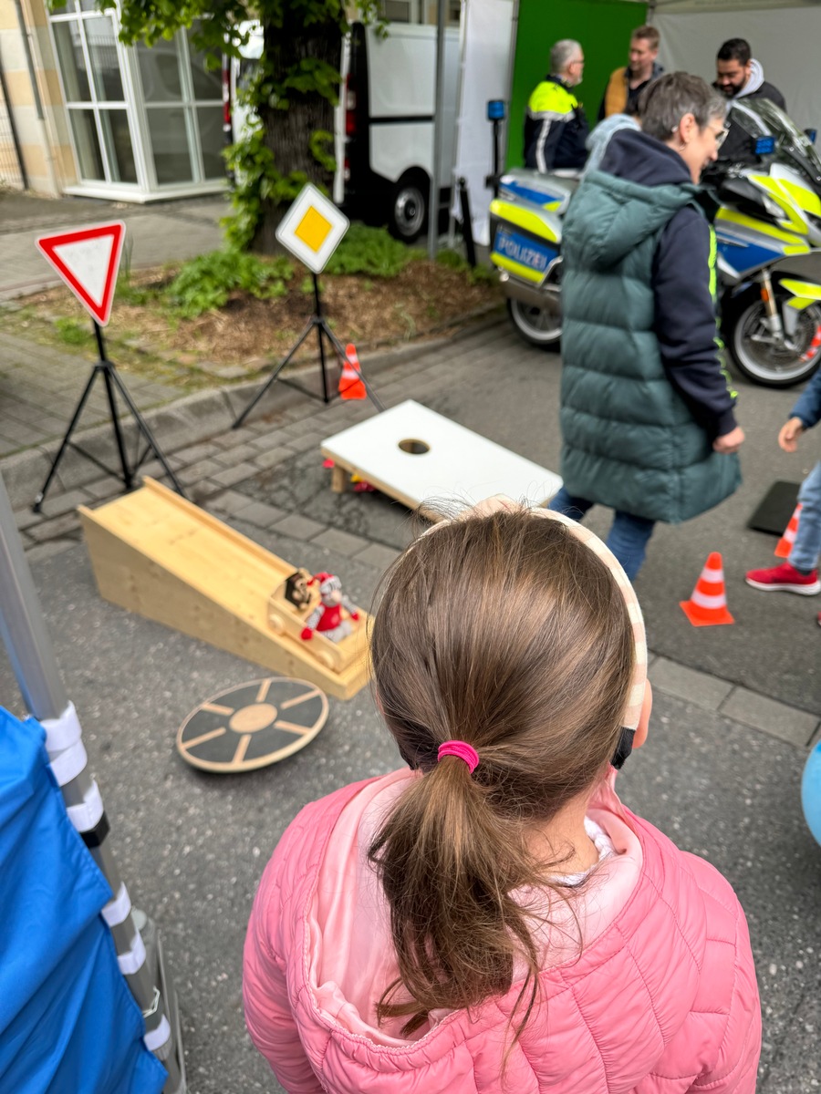 POL-UN: Schwerte - Infostand der Polizei auf dem Drahteselmarkt mit Mitmachaktionen für Groß und Klein