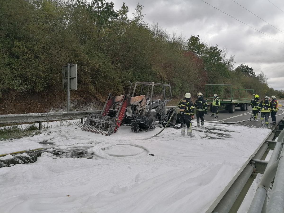 POL-LG: ++ Traktor gerät in Brand - technische Ursach ++ Bilder vom Brand ++