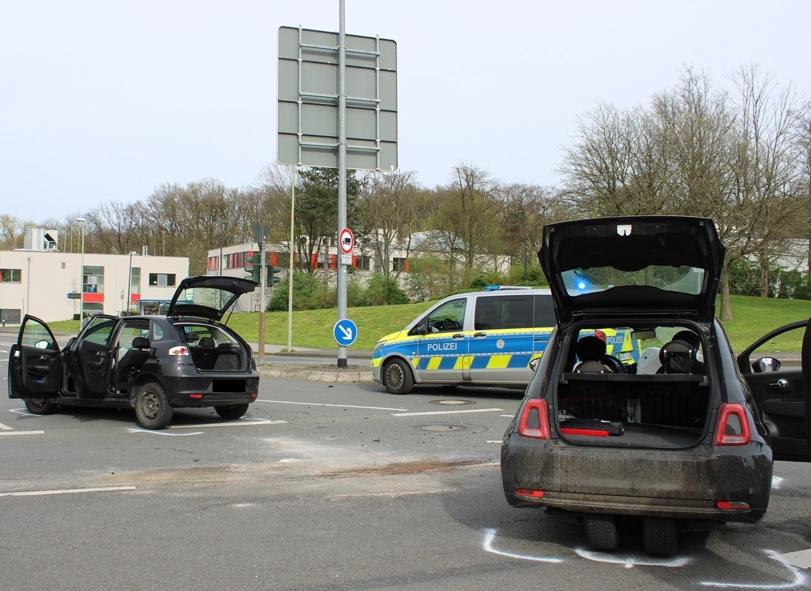 POL-HA: Sechs Verletzte bei Autounfall im Kreuzungsbereich der Boeler Straße Altenhagen