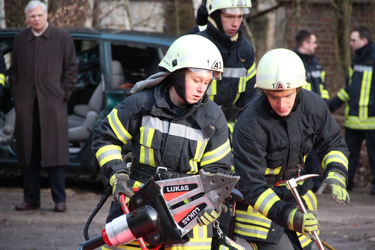 FW-GL: Grundausbildungslehrgänge 2017 der Feuerwehr Bergisch Gladbach endeten mit Prüfung - 13 neue Feuerwehrfrauen und -männer für Bergisch Gladbach