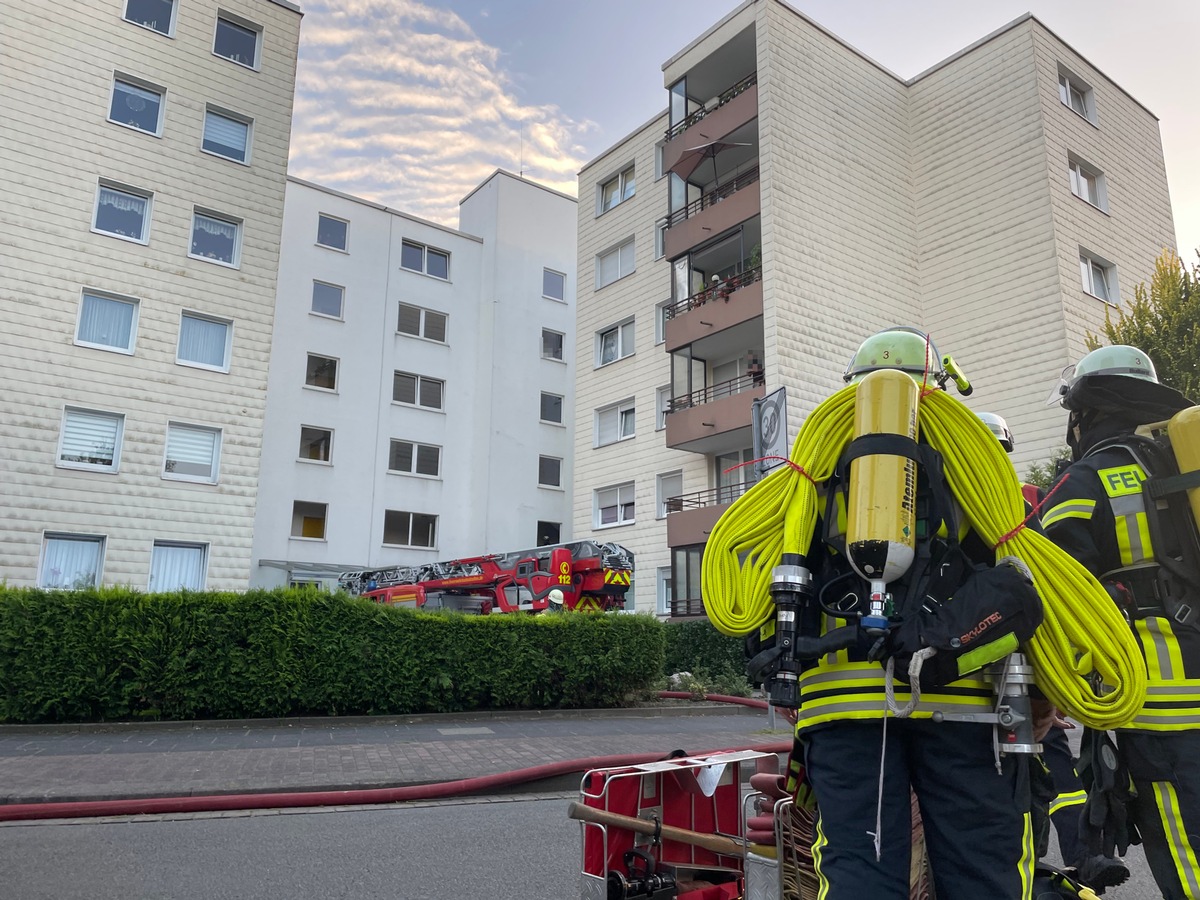 FF Bad Salzuflen: Ein Mensch bei Küchenbrand durch Rauchgas verletzt / Feuerwehr Bad Salzuflen ist am Gröchteweg im Einsatz. Parallel geht es zu einer ausgelösten Brandmeldeanlage