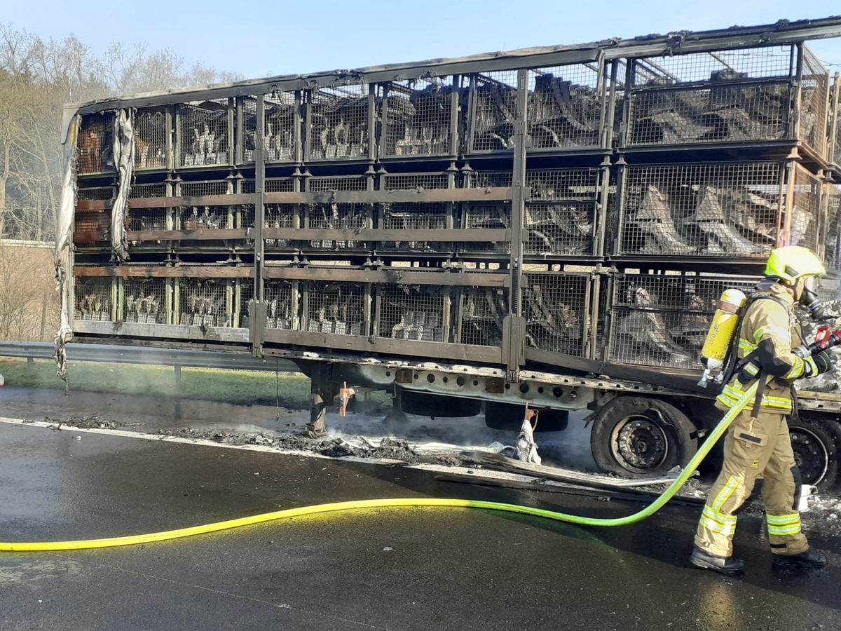 POL-VER: A27: Feuer zerstört Sattelauflieger ++ Autobahnpolizei Langwedel geht von technischem Defekt aus ++ Verkehrsbehinderungen bis in die Nachmittagsstunden