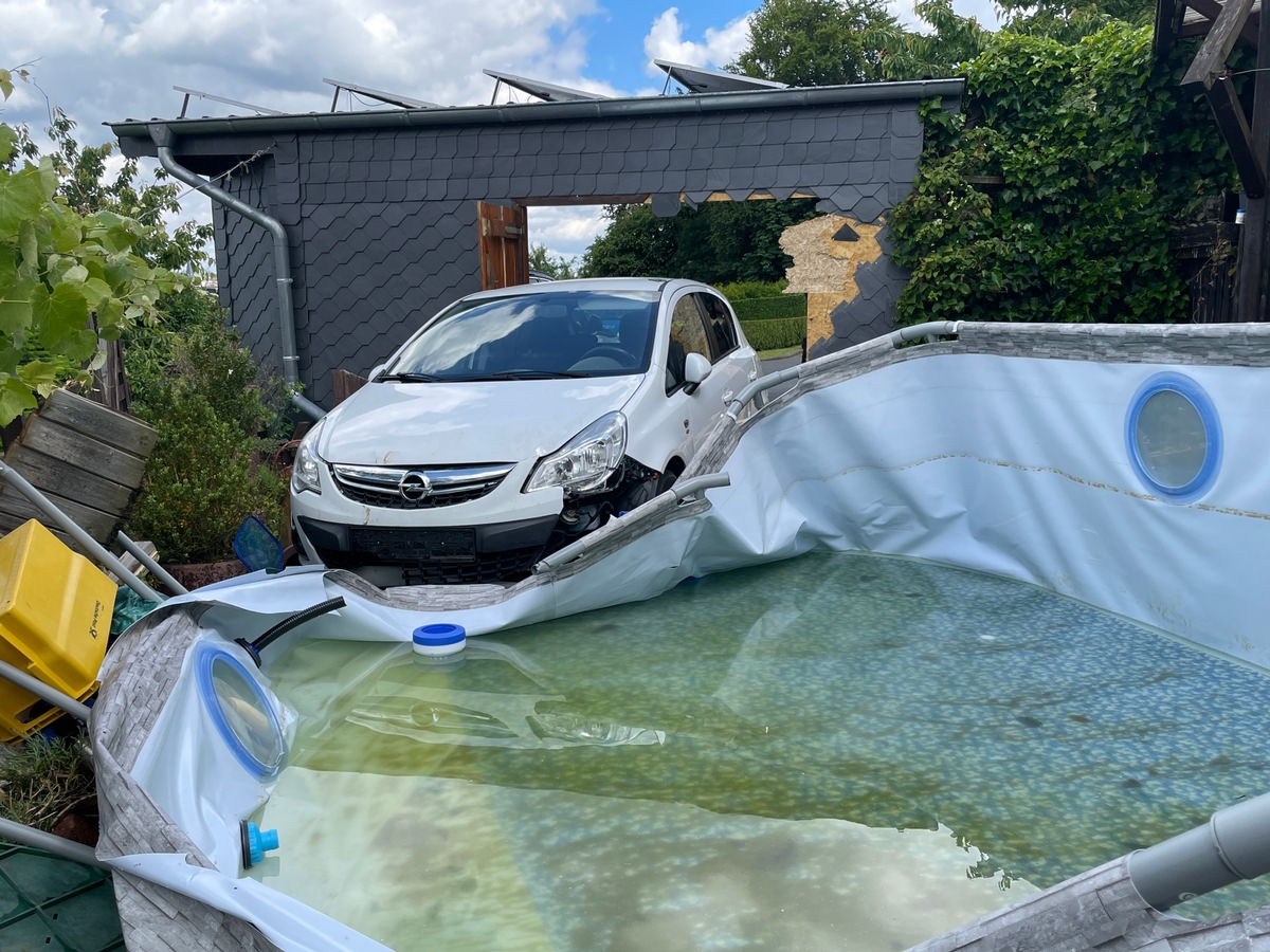 LPI-NDH: Verkehrsunfall - durch den Carport in den Pool