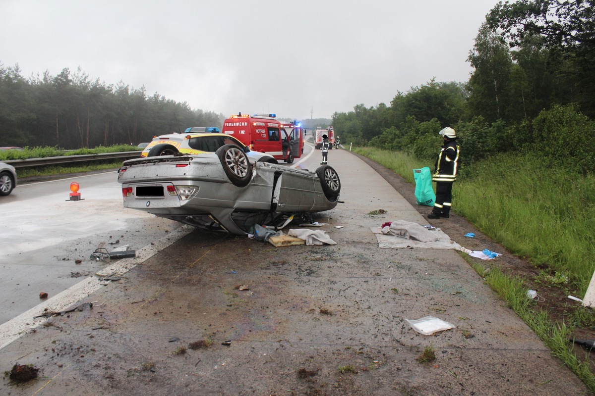 POL-PDKL: A6/Enkenbach-Alsenborn, Unfall durch Aquaplaning, Pkw überschlägt sich