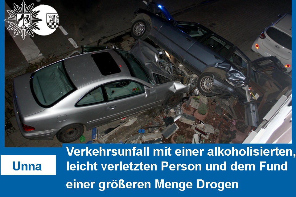 POL-UN: Unna - Verkehrsunfall mit einer alkoholisierten, leicht verletzten Person, erheblichem Sachschaden und dem Fund einer größeren Menge Drogen