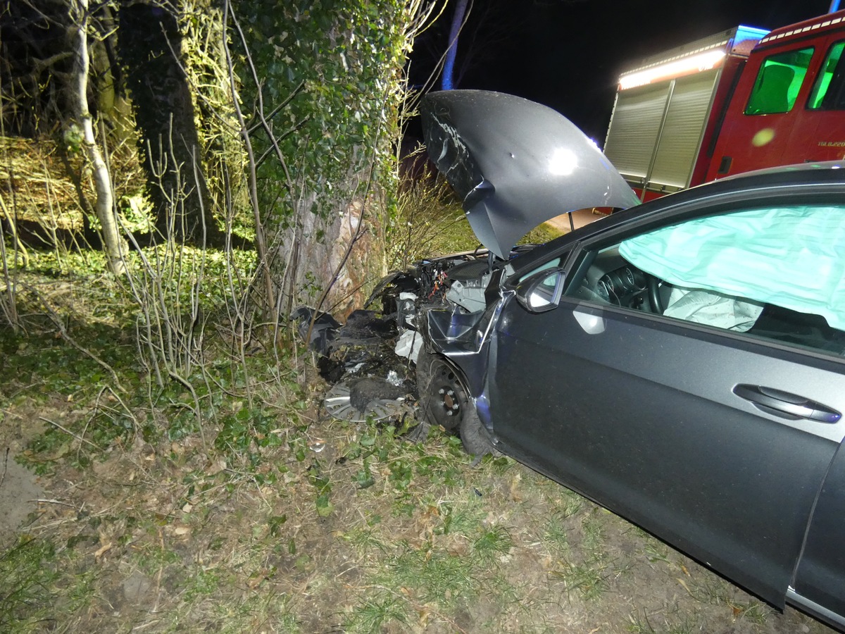 POL-CUX: Wurster Nordseeküste / Padingbüttel -Pkw prallt gegen Baum / alkoholisierter Fahrer leicht verletzt-