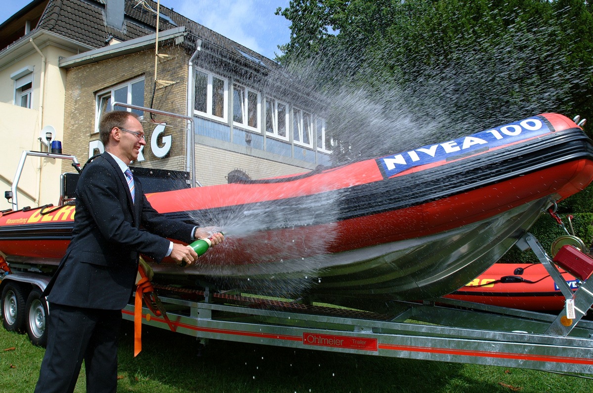 DLRG tauft Rettungsboot NIVEA 100 / Hochspezialisierte Boote für den Wasserrettungsdienst retten Menschenleben / Beiersdorf Geschäftsbereichsleiter Uwe Finnern Taufpate