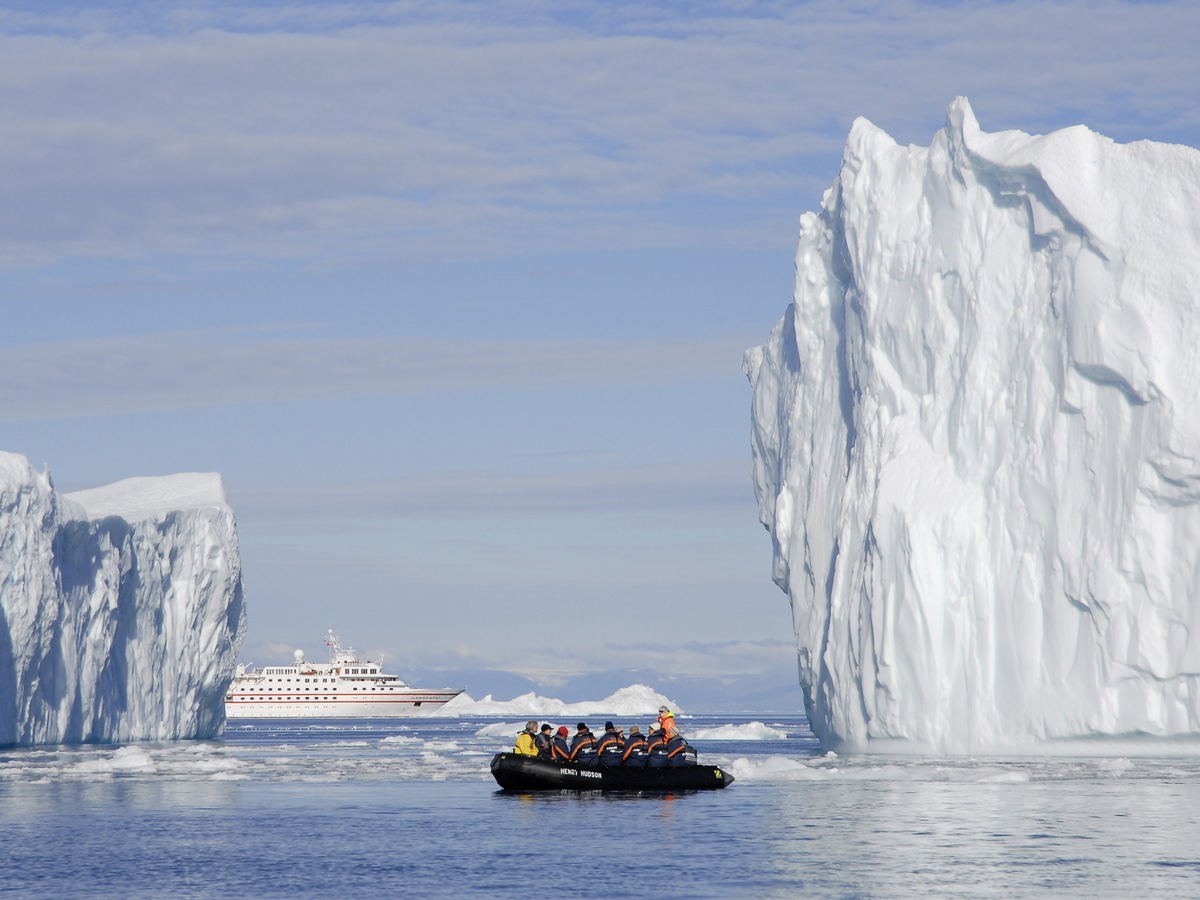 Treffen im ewigen Eis: MS BREMEN und MS HANSEATIC durchqueren erstmalig zeitgleich die legendäre Nordwestpassage