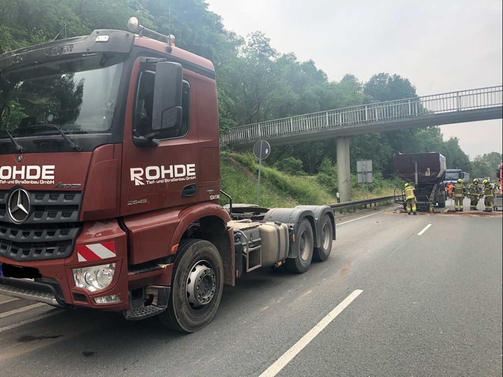 POL-PB: Baustellenfahrzeug beschädigt Brücke - weiträumige Sperrung wegen Einsturzgefahr