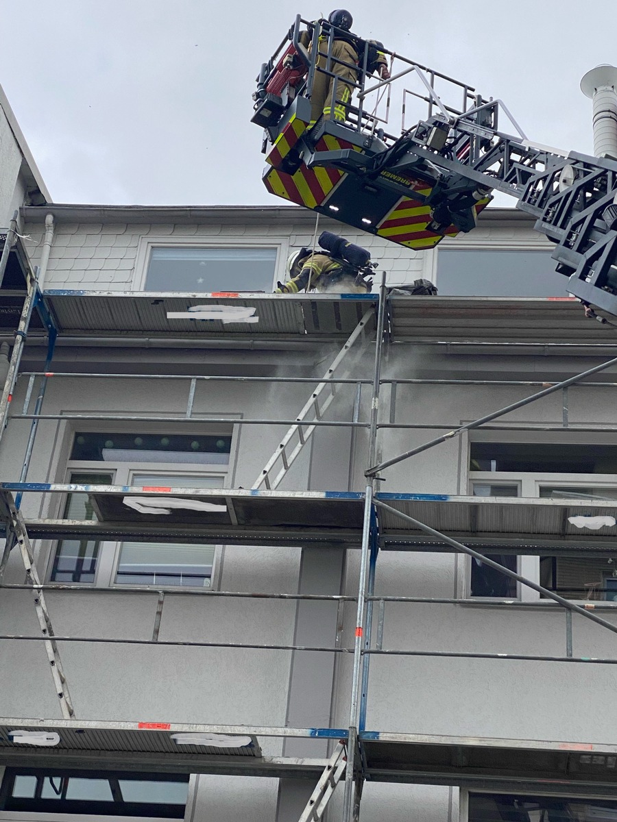 FW Bremerhaven: Gemeldeter Dachstuhlbrand