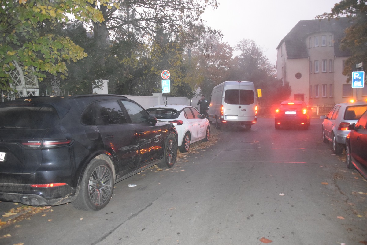 POL-HM: Verkehrsunfallflucht - Polizei sucht Zeugen