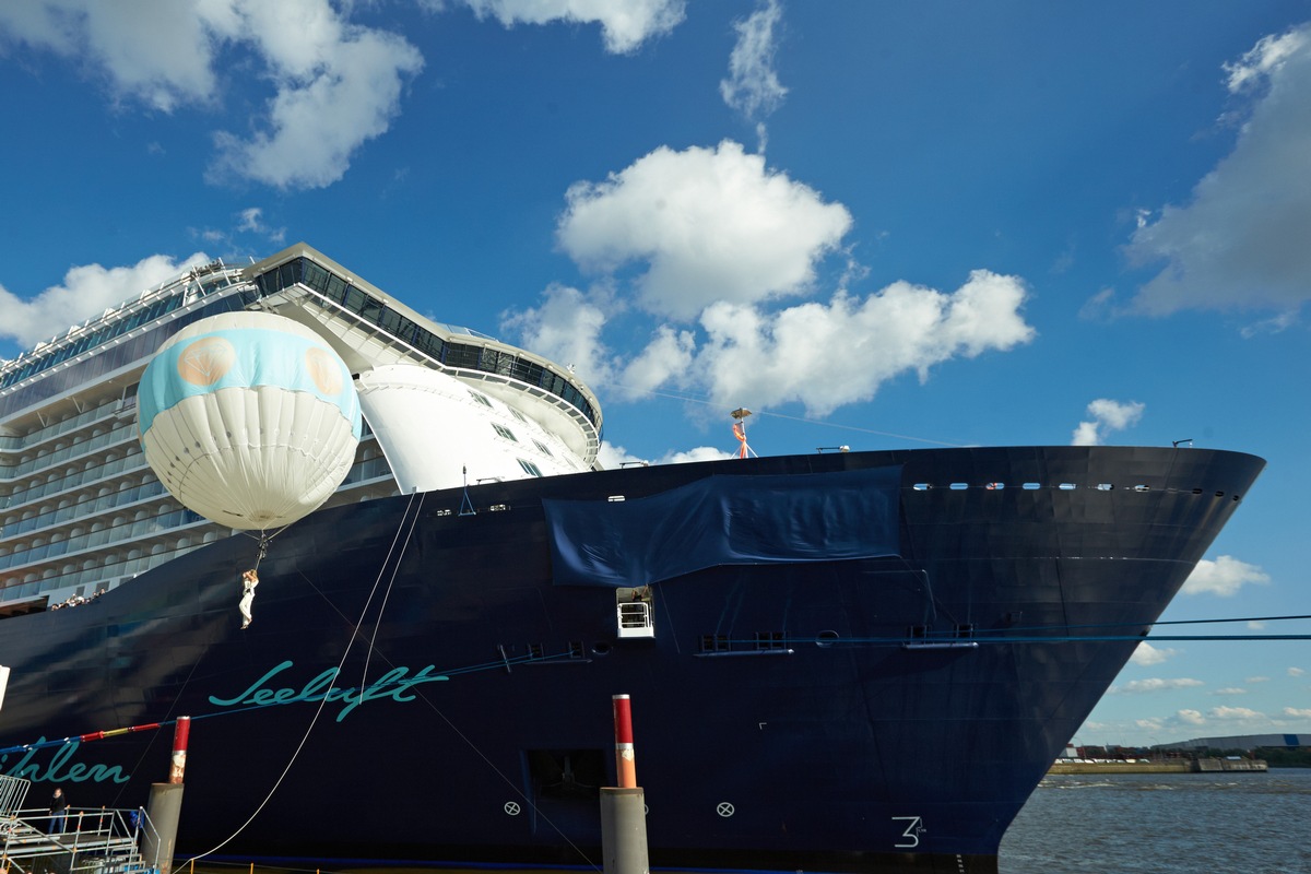 Mit Mein Schiff 3 &quot;atemlos durch die Nacht&quot; - Gäste und Hamburger feierten die Taufe des TUI Cruises Neubaus (FOTO)