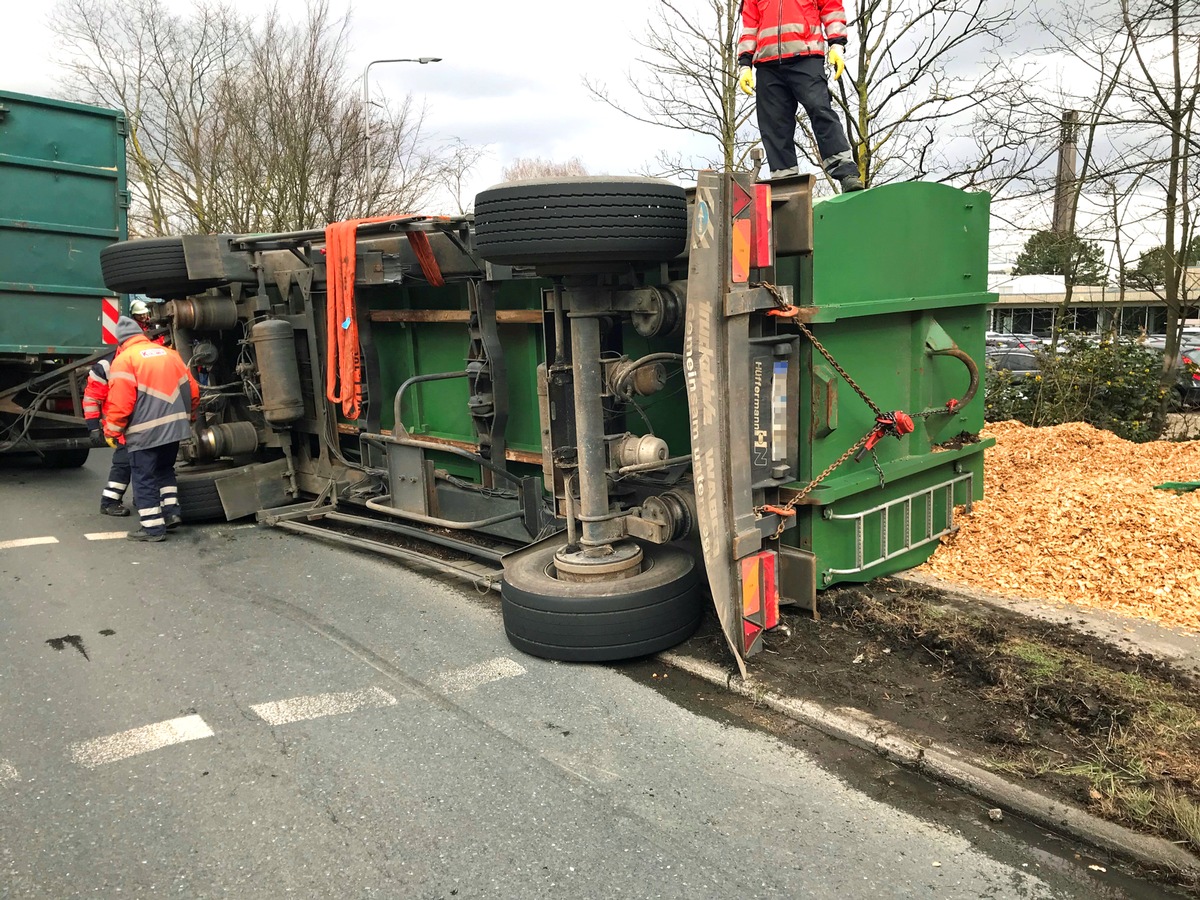 POL-UN: Kamen - LKW-Anhänger kippt in Kurve um und verliert 8 Tonnen Schüttgut