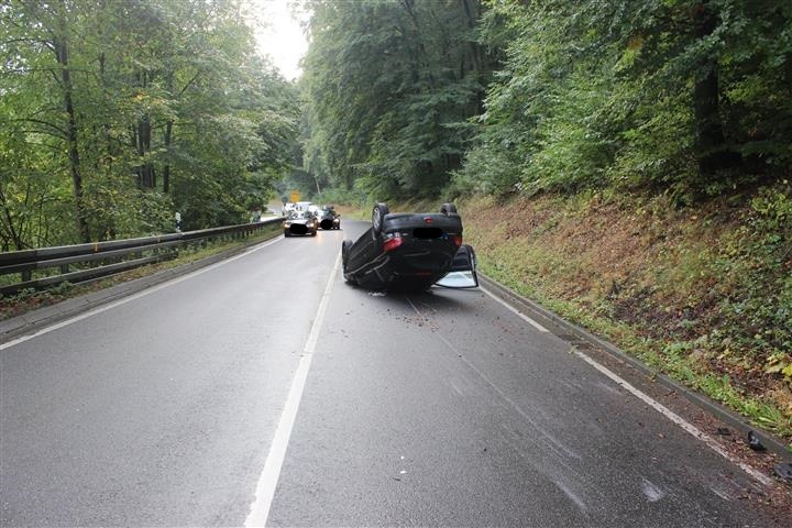 POL-PDWIL: Verkehrsunfall unter BTM Einfluss-Fahrerin türmt von Unfallstelle