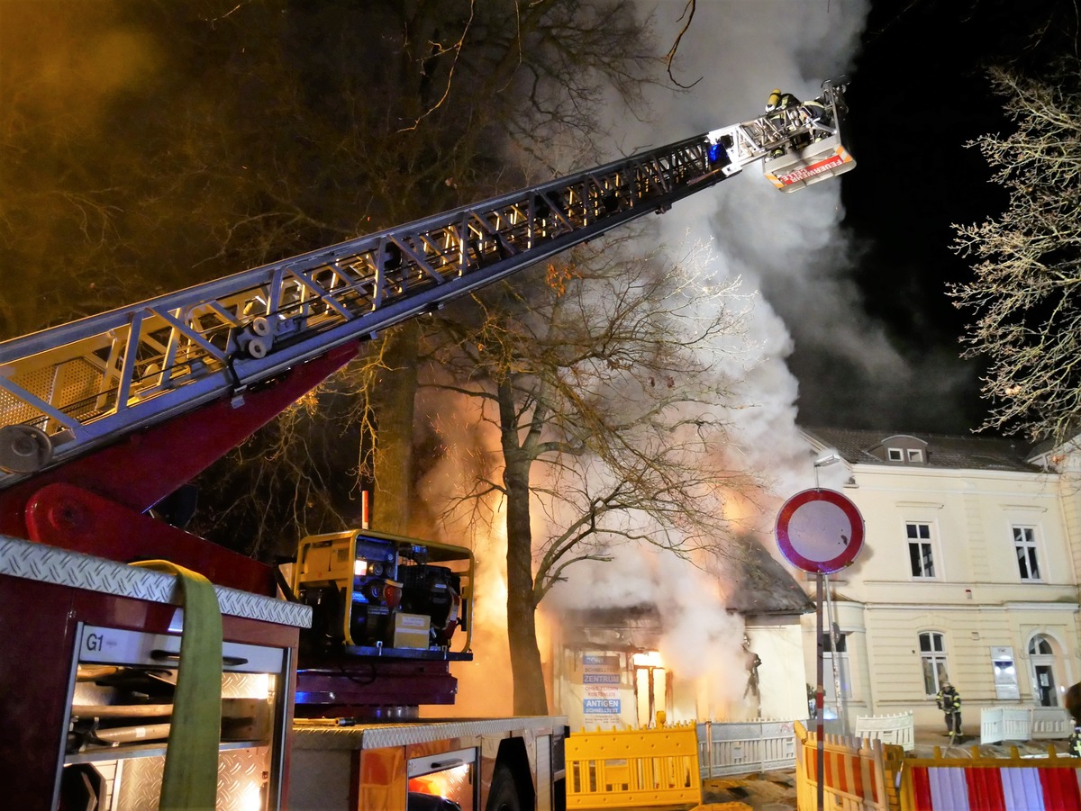 FW Celle: Gebäudebrand in der Hafenstraße - Gesamtbericht