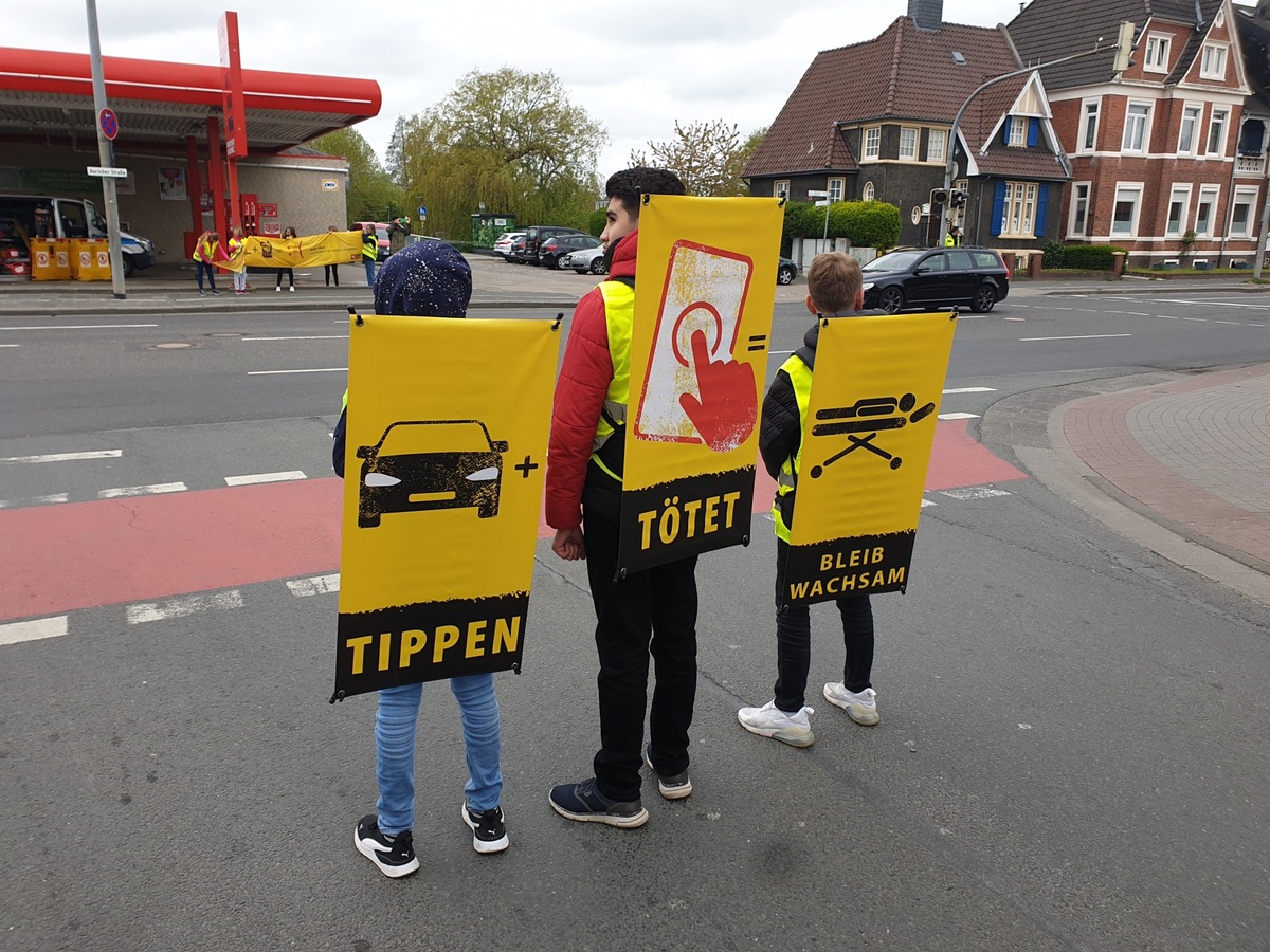 POL-LER: ++Aktion: Ablenkung im Straßenverkehr - Tippen tötet++