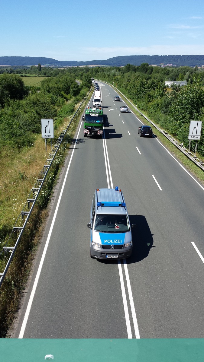 POL-HM: Schwertransport wieder im Zeitplan