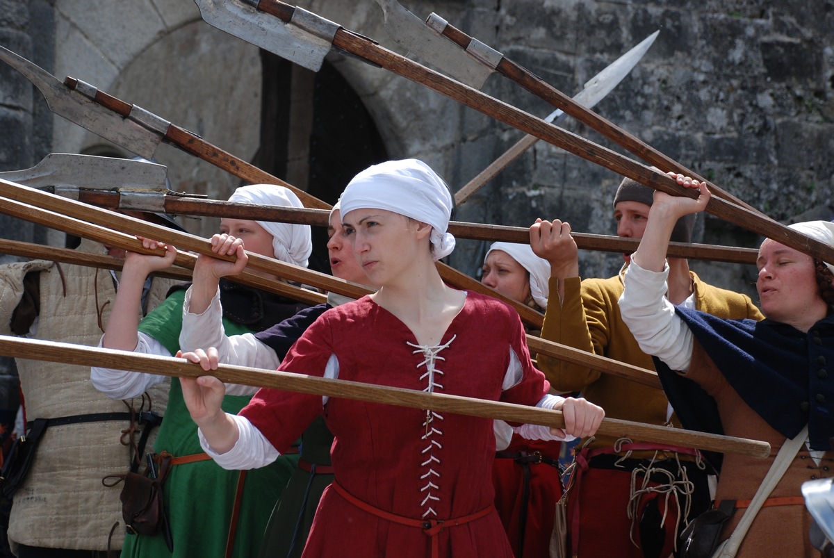 Mittelalterliches Heerlager auf der Lenzburg / Noch neun Tage bis zum Startschuss