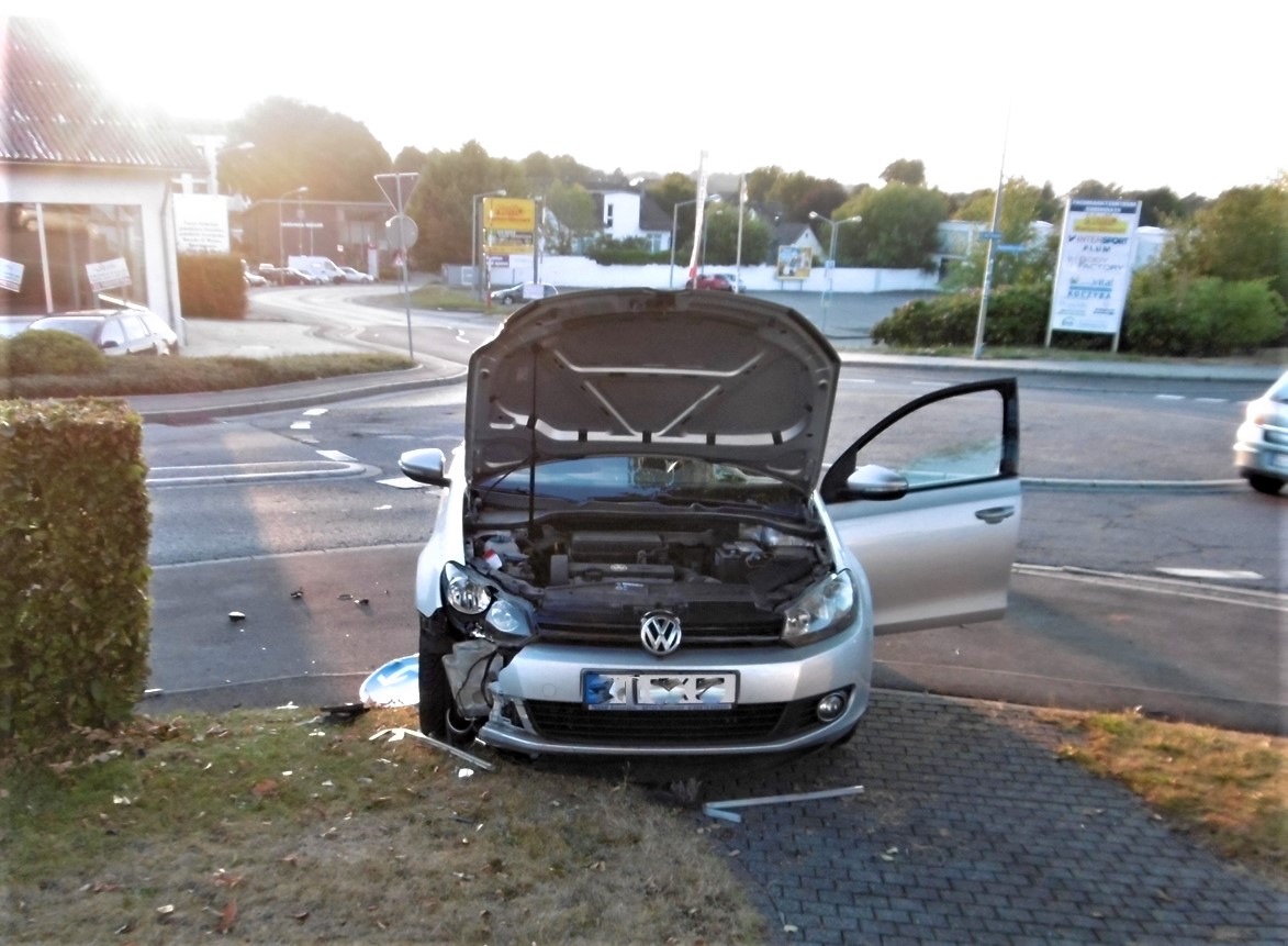 POL-AC: Nach medizinischem Notfall - Autofahrer an Kreisverkehr verunglückt