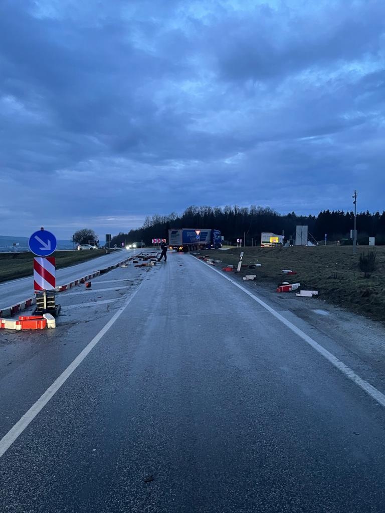 POL-PDTR: Verkehrsunfallflucht am Hinzerather Kreisverkehr