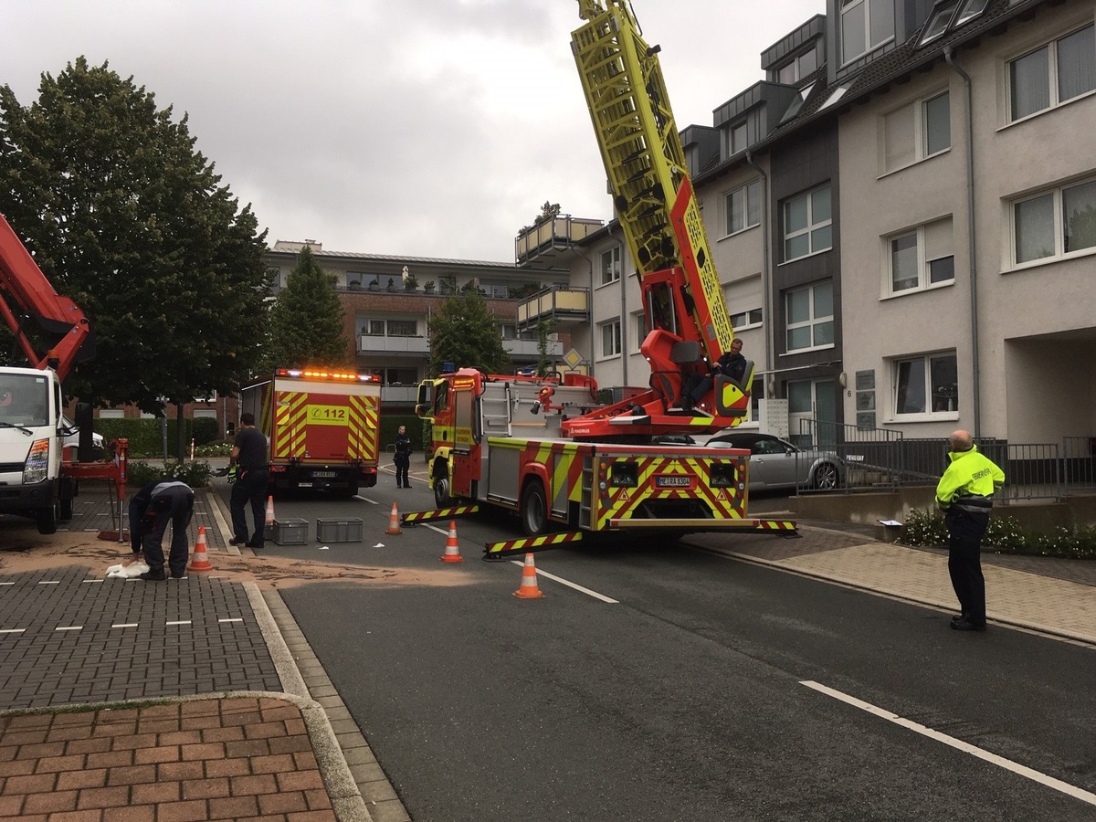 FW Ratingen: Ausfall einer Hubarbeitsbühne - Arbeiter aus luftiger Höhe gerettet - bebildert