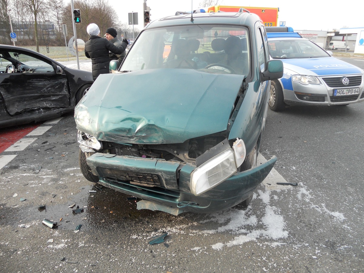 POL-HOL: Unfall &quot;Bültekreuzung&quot;: Zusammenstoß fordert zwei Leichtverletzte - 20.000, -- EUR Sachschaden -