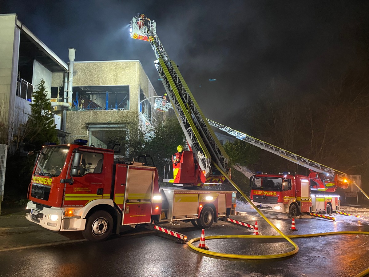 FW-Velbert: Brand in einem Metallveredelungsbetrieb