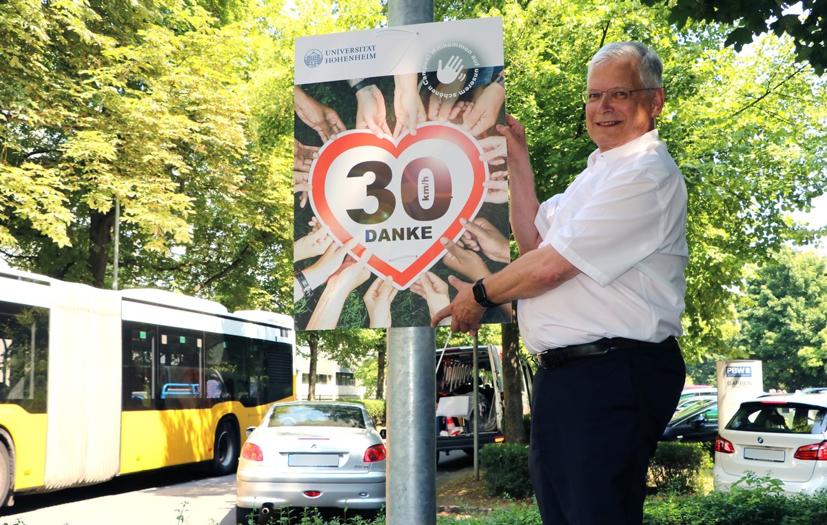 Freiwillig 30 km/h: Rektor plakatiert für sicheren Campus