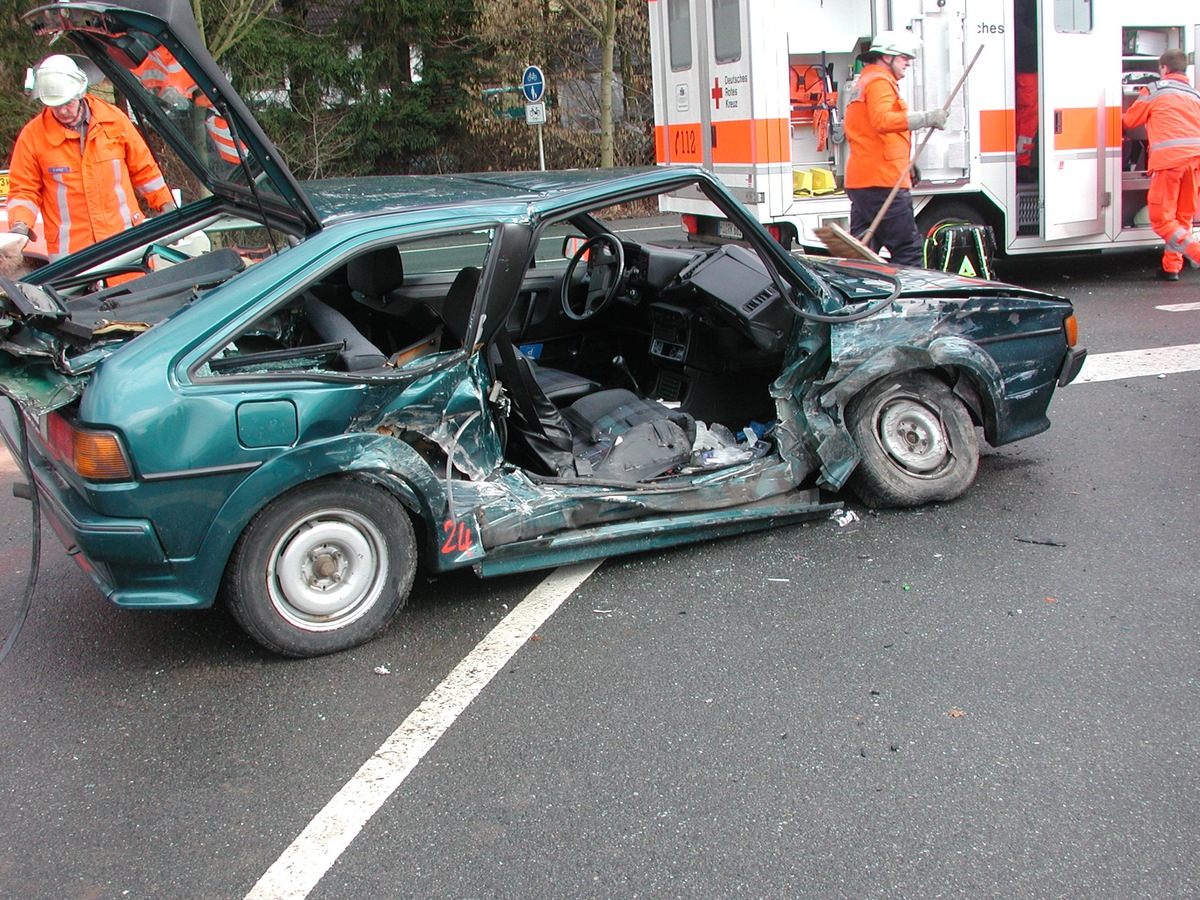 POL-HOL: Vier Verletzte bei Unfall in Delligsen 17-Jähiger schwebt weiterhin in Lebensgefahr