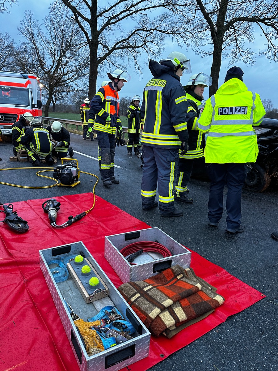 FW-ROW: Verkehrsunfall mit eingeschlossener Person