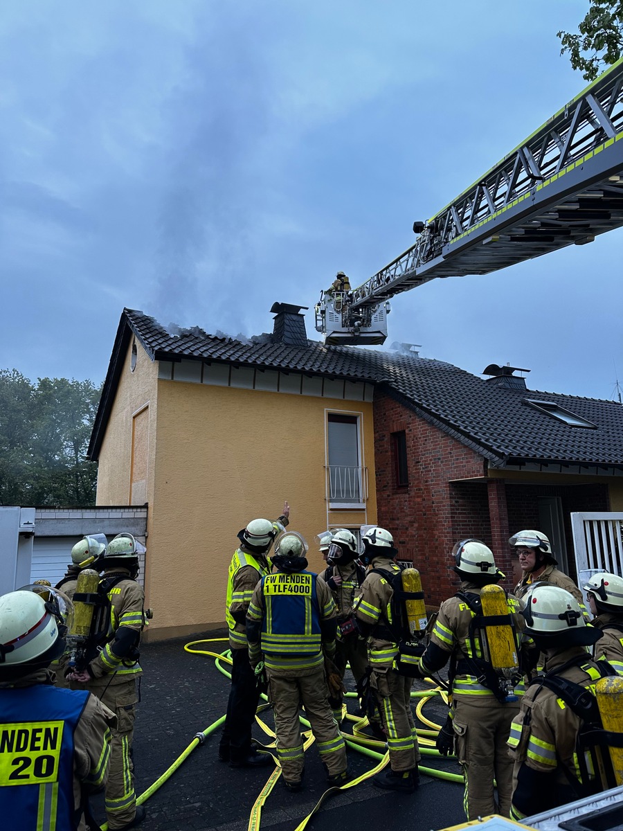 FW Menden: Dachstuhlbrand in der Schlesienstraße