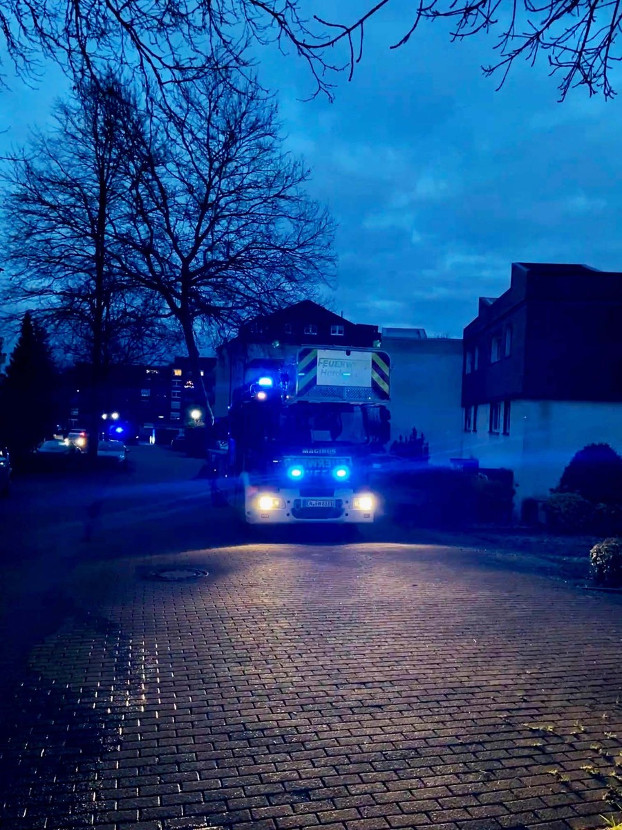 FW-EN: Heimrauchmelder alarmiert - Feuerwehrkollege handelt vorbildlich: Verrauchte Erdgeschosswohnung im Rostesiepen.