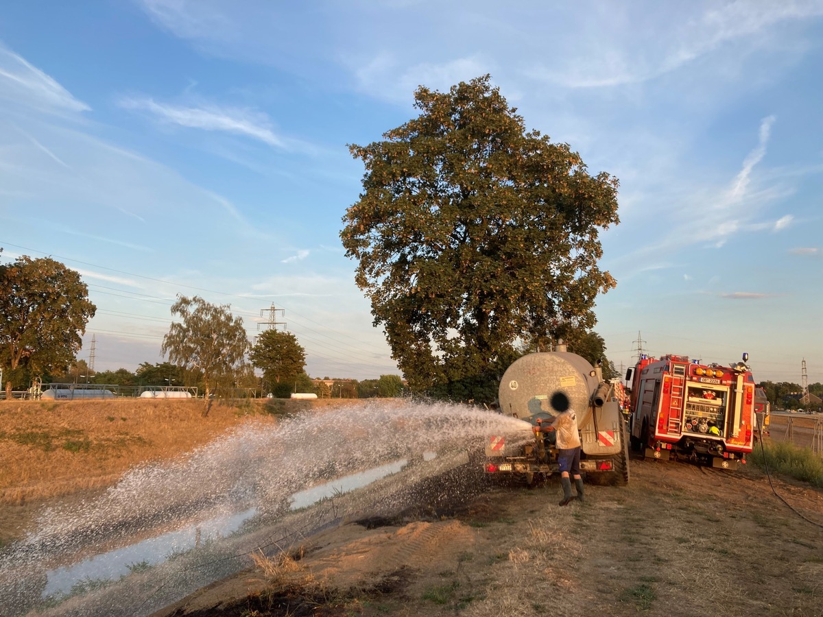 FW-OB: Landwirt unterstützt Löschmaßnahmen der Feuerwehr Oberhausen bei einem Flächenbrand