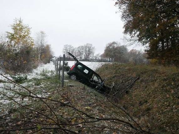 POL-ROW: ++ Nasse Fahrbahn nach Schneefall - 28-Jähriger verunglückt auf der A1 ++ Vorfahrt missachtet - 35-jährige Frau bei Unfall verletzt ++ Wildunfall bei Eis und Schnee ++