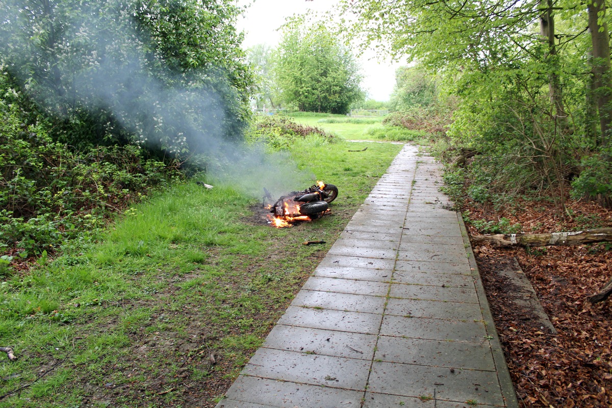 POL-UN: Schwerte - Drei Jugendliche setzen gestohlenes Kleinkraftrad in Brand - Polizei sucht Zeugen