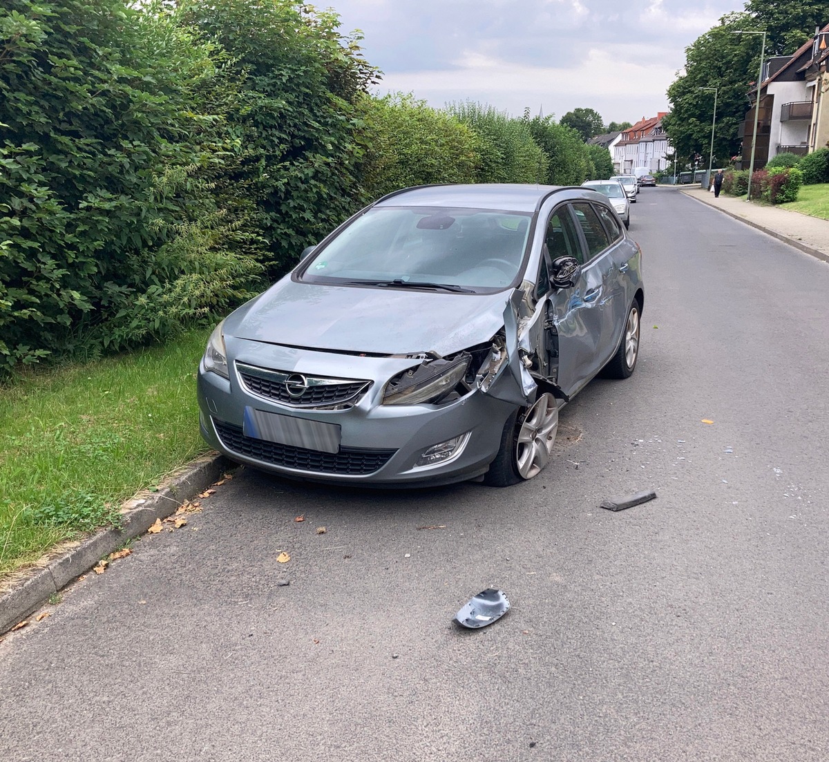 POL-KS: 8.000 Euro Schaden bei Unfallflucht in Oberzwehren: Polizei fahndet nach Sattelzug mit blauer Plane