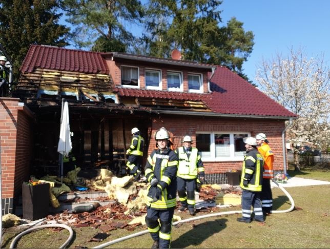 POL-CE: Lachendorf - Terrasse gerät in Brand